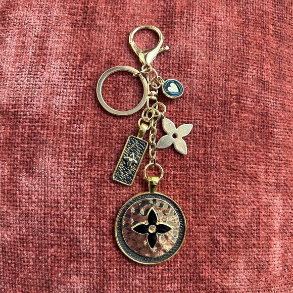 RUSTIC CLOVER Bag Charm Brown Black and Gold Tone - Picture 3 of 7